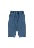 Denim broek Magot – Denim Blue – Konges Sløjd: blauwe denimbroek met elastische tailleband, vooraanzicht.