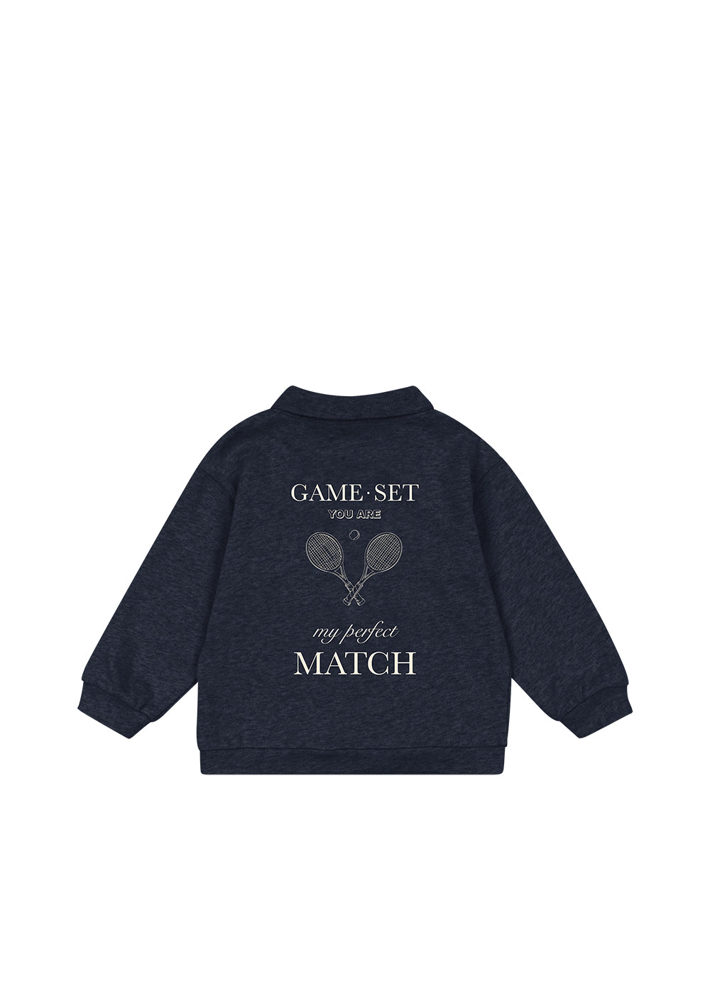 Polo sweater Spotty LS – Navy Blazer – Konges Sløjd: donkerblauwe polosweater met tennisrackets op de borst, vooraanzicht.