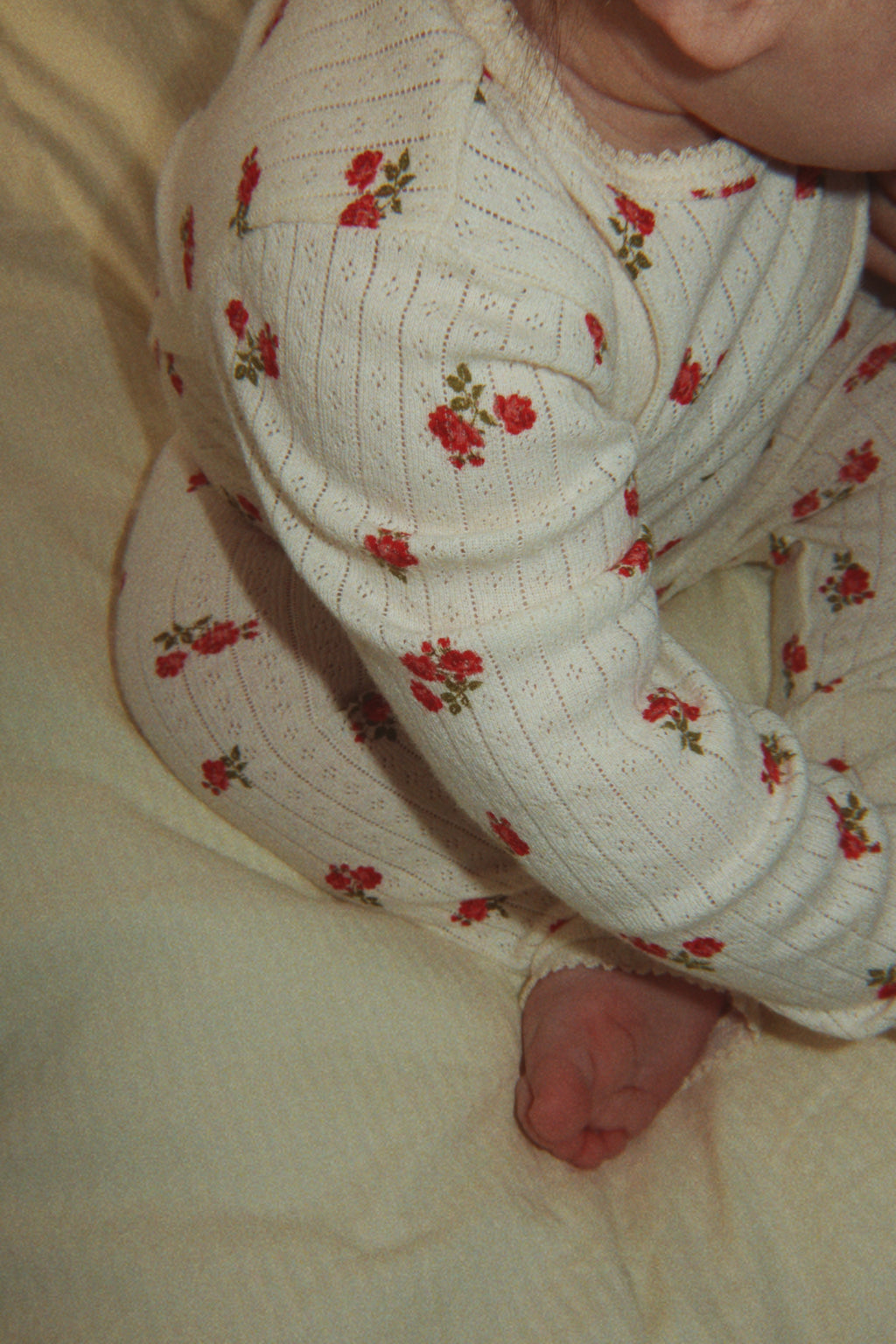 Minnie Pants – Rosa Rouge – Zacht babybroekje met bloemenprint – GOTS biologisch katoen – Konges Sløjd