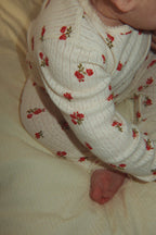 Minnie Pants – Rosa Rouge – Zacht babybroekje met bloemenprint – GOTS biologisch katoen – Konges Sløjd