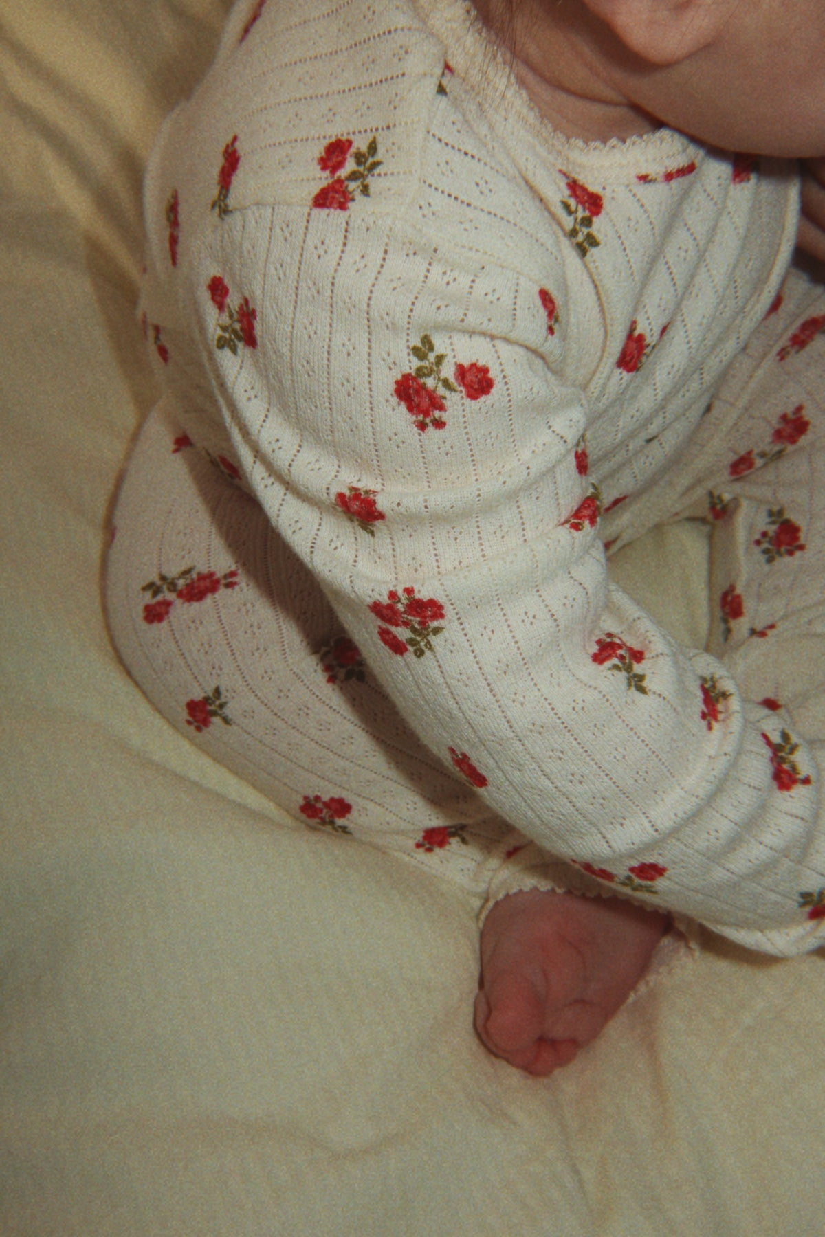 Minnie Pants – Rosa Rouge – Zacht babybroekje met bloemenprint – GOTS biologisch katoen – Konges Sløjd