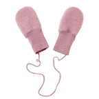 Mittens with cord – Wool fleece – Engel Natur: pair of pink mittens connected by a cord.